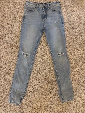 Hollister Women’s Size 4R Light Wash Ripped Jeans